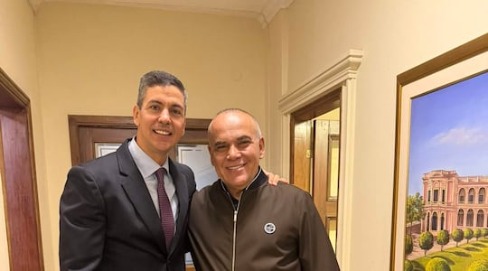 Santiago Peña (izq.) y Basilio Núñez (der.) se reunieron ayer en Mburuvicha Roga