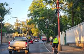 Un ciclista circula en bicicleta sobre la avenida mariscal López, equipado con casco y chaleco