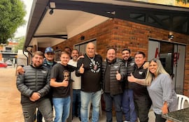 José Luis Chilavert junto a Hugo Farías y varios candidatos a concejales por el cartismo.