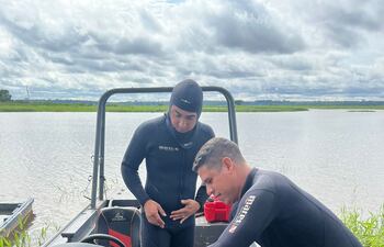 Busos de la Marina buscan el cuerpo de un pescador desaparecido en el río Paraná.