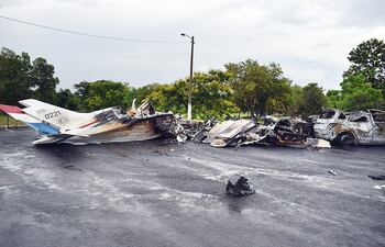 La avioneta Cessna 402 cayó en el estacionamiento de la Comandancia, sobre tres vehículos.