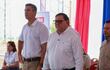 Hernán Rivas con camisa blanca, Santiago Peña Palacios a su lado con gafas.