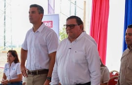 Hernán Rivas con camisa blanca, Santiago Peña Palacios a su lado con gafas.
