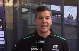 Santiago Peña en la largada del World Rally Championship (WRC) en Finlandia, con la remera con logos de ueno bank, uela, upay, muv y otros.