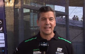 Santiago Peña en la largada del World Rally Championship (WRC) en Finlandia, con la remera con logos de ueno bank, uela, upay, muv y otros.