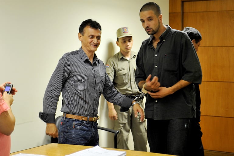 Leuterio Altamiro (camisa a rayas), en 2011, cuando fue condenado por extorsión telefónica desde Tacumbú.