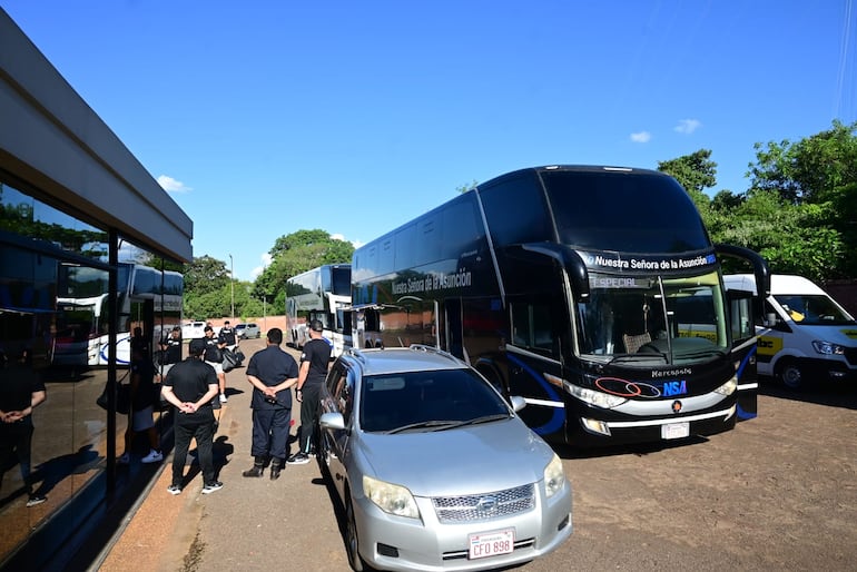 La llegada de Olimpia a la ciudad de Juan León Mallorquín para enfrentar el sábado a General Caballero por la séptima fecha del torneo Apertura 2025 del fútbol paraguayo en el estadio Ka'arendy, en Juan León Mallorquín, Paraguay.