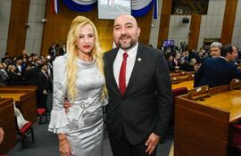 El exdiputado cartista Orlando Arévalo y su esposa, la concejala Carolina González, al momento del juramento del primero.