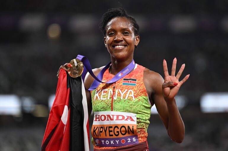 La extraordinaria fondista keniata Faith Chepngetich Kipyegon (31 años) sumó cuarto oro mundial.