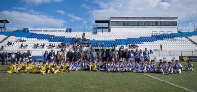 Las dirigentes del Sortivo Ameliano, acompañados por las autoridades locales y los chicos de la escuela de fútbol durante la palada inicial de lo que será el acceso exclusivo para los aficionados visitantes. 