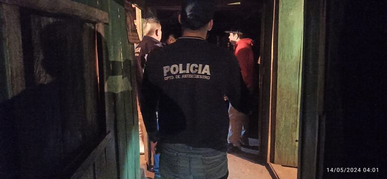 Agentes policiales de varias dependencias llevaron a cabo esta mañana muy temprano un allanamiento para dar cumplimiento a la orden de captura contra Sandro Tomás Araujo Sanabria (33).