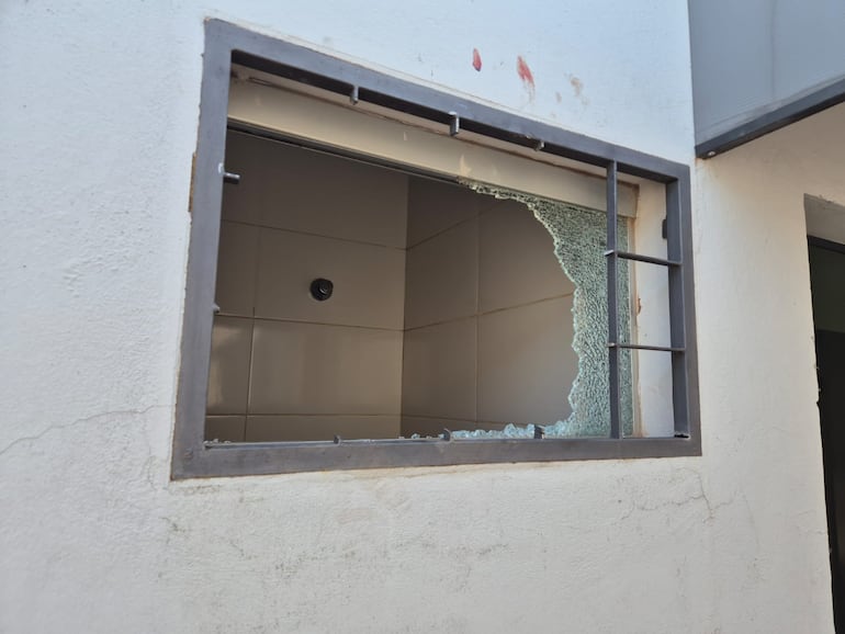 La ventana del baño fue violentada y por ese espacio ingresaron los delincuentes.