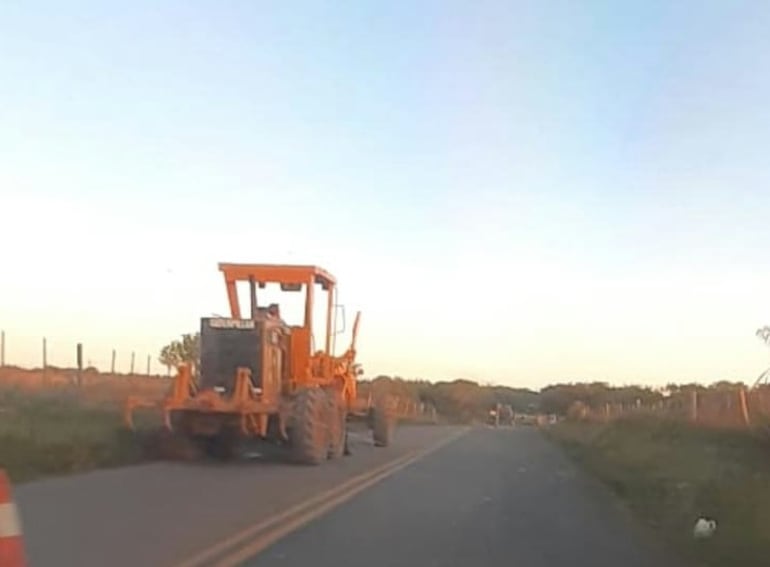 Las maquinas de la empresa Heisecke construcciones aparecieron de nuevo hoy para reparar el tramo y los responsables aseguran que la obra aún no se terminó.