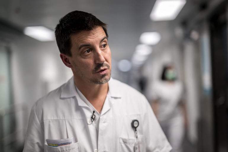 El especialista en quemaduras del centro francófono para personas con quemaduras, el doctor Olivier Pantet, habla en el Hospital Universitario de Lausana (CHUV), en Lausana, el 13 de enero de 2026. El centro de producción celular del Hospital Universitario de Lausana trabaja a pleno para cultivar nueva piel destinada a sobrevivientes con quemaduras graves tras la tragedia del incendio en un bar durante Año Nuevo en Suiza.