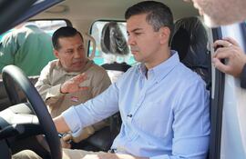 De izquierda a derecha: el titular de ANDE, Félix Sosa, y el presidente Santiago Peña.