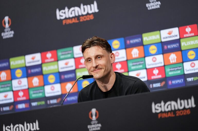 Maximilian Eggestein, del Friburgo, sonríe durante una conferencia de prensa en Estambul, Turquía.