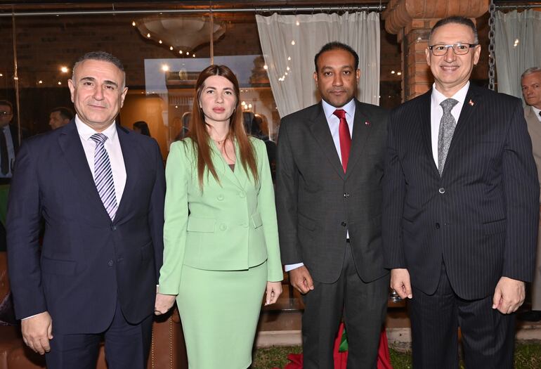 Yavuz Kül, embajador de Türkiye, junto a su esposa Hülga Kül, Salman Al-Khulaifi, encargado de Negocios de Qatar y Hassan Hijazi, embajador de Libano.