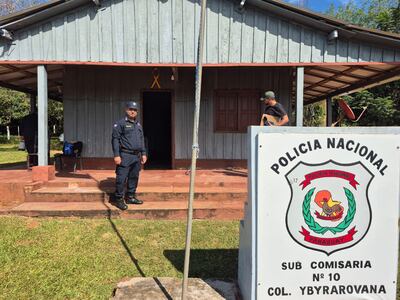 El comisario principal Darío Vega en la subcomisaría de la colonia Ybyrarovana de Canindeyú, atacada por el EPP.