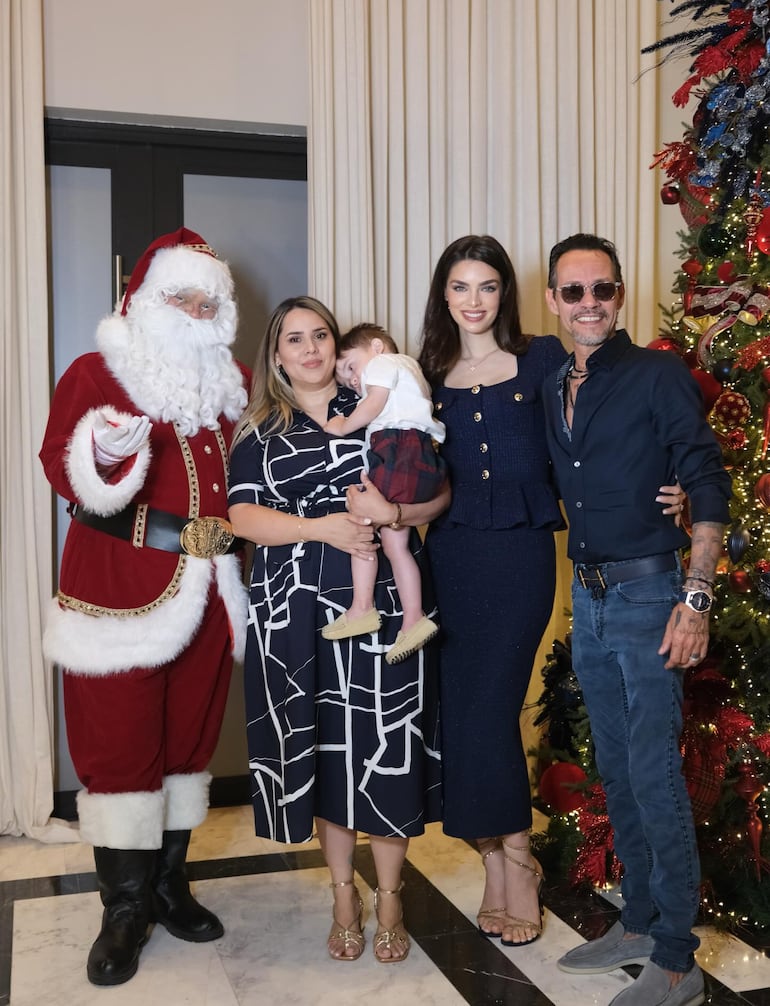 Nadia Ferreira y Marc Anthony con Eli Ferreira y el pequeño Maxi, acompañados de Papá Noel. (Instagram/Eli Ferreira)