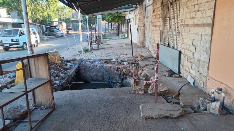 La zanja ubicada en medio de la vereda, la cual no posee ninguna protección. 
