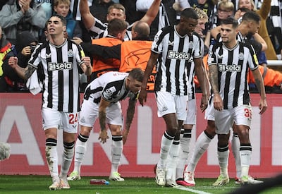 El paraguayo Miguel Almirón (i), futbolista del Newcastle, celebra un gol en el partido contra el París Saint-Germain por la Champions League.