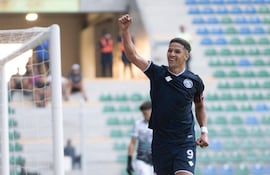 El paraguayo Alex Arce, futbolista de Independiente Rivadavia, celebra un gol en el partido frente a Estudiantes de Buenos Aires por los 32avos de final de la Copa Argentina 2026 en el estadio estadio Único La Pedrera, en San Luis, Argentina.
