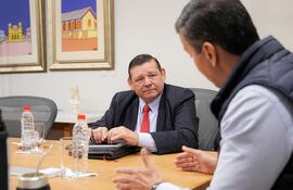 El presidente del Instituto Nacional de Desarrollo Rural y de la Tierra (INDERT), Francisco Ruiz Díaz conversa con el presidente de la República, Santiago Peña.