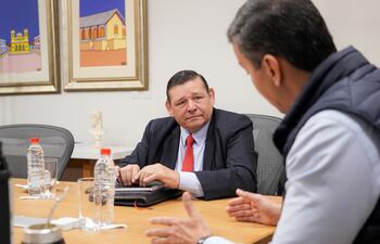 El presidente del Instituto Nacional de Desarrollo Rural y de la Tierra (INDERT), Francisco Ruiz Díaz conversa con el presidente de la República, Santiago Peña.