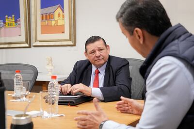 El presidente del Instituto Nacional de Desarrollo Rural y de la Tierra (INDERT), Francisco Ruiz Díaz conversa con el presidente de la República, Santiago Peña.