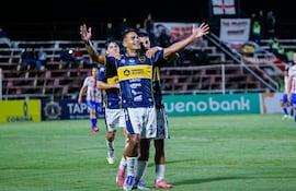 Brazos abiertos de Florencio Yudis en el festejo de uno de sus goles para la victoria del 12 de Junio de Villa Hayes sobre el Sportivo Carapeguá por 3-1.