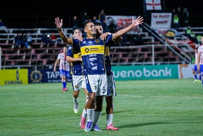 Brazos abiertos de Florencio Yudis en el festejo de uno de sus goles para la victoria del 12 de Junio de Villa Hayes sobre el Sportivo Carapeguá por 3-1.