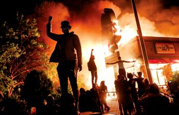 Protestas en Minneapolis por el asesinato de George. Floyd (Foto AP)
