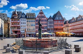 Vista de verano del casco antiguo de Roemer en Fráncfort del Meno, Alemania.