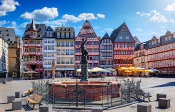 Vista de verano del casco antiguo de Roemer en Fráncfort del Meno, Alemania.