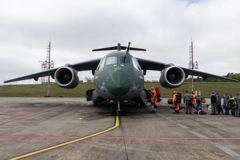 Integrantes del Cuerpo de Bomberos Militar de Brasil y del Cuerpo de Bomberos del estado de Minas Gerais embarcaron un avión militar el pasado viernes, en la Base Aérea de São Paulo, en Guarulhos (Brasil). 