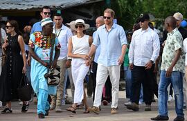 El príncipe Harry de Gran Bretaña, duque de Sussex, y su esposa Meghan Merkle llegando a San Basilio de Palenque, departamento de Bolívar, Colombia.