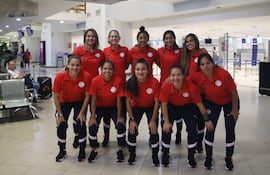 El plantel en el Aeropuerto Silvio Pettirossi, aguardando el vuelo.