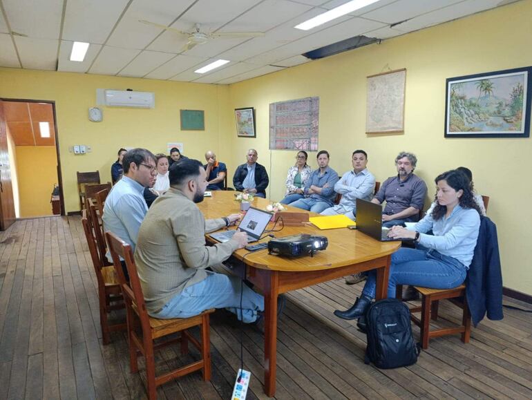 En la Junta Municipal de San Roque González, se reúnen técnicos del MOPC, de la constructora y autoridades municipales.