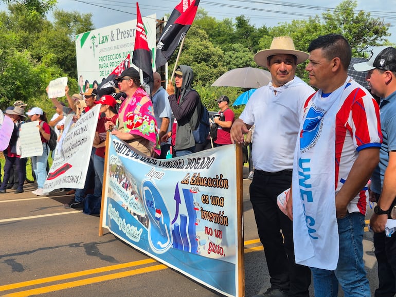 Manifestantes cierran ruta PY01 en Coronel Bogado