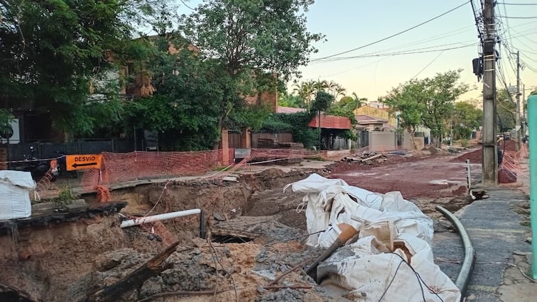 El desagüe pluvial inconcluso en la Cuenca Santo Domingo queda expuesto y representa un peligro para vecinos y transeúntes en días de lluvia.