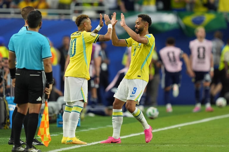Neymar Jr. (i) y Matheus Cunha de Brasil reaccionan este miércoles, en un partido del grupo C del Mundial de la FIFA 2026 entre Escocia y Brasil, en el estadio Hard Rock en Miami (EE.UU.).