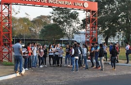 Estudiantes en la Facultad de Ingeniería de la UNA (FIUNA).