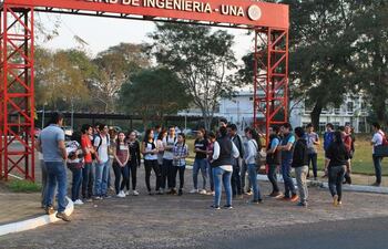 Estudiantes en la Facultad de Ingeniería de la UNA (FIUNA).
