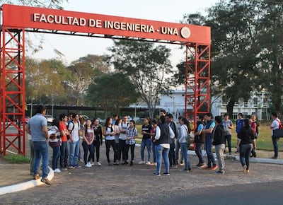 Estudiantes en la Facultad de Ingeniería de la UNA (FIUNA).