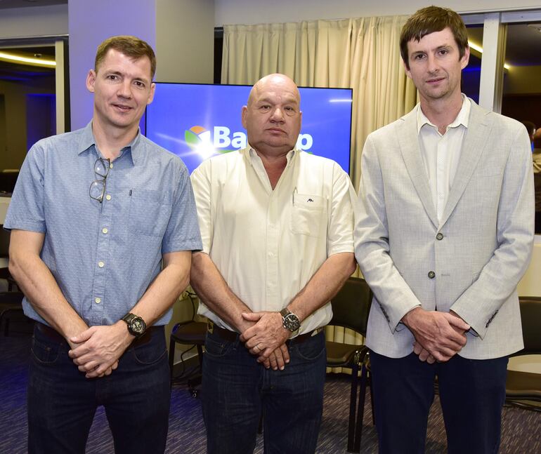 Alveroni Doerksen, Harry Barthel y Arnold Ens. 