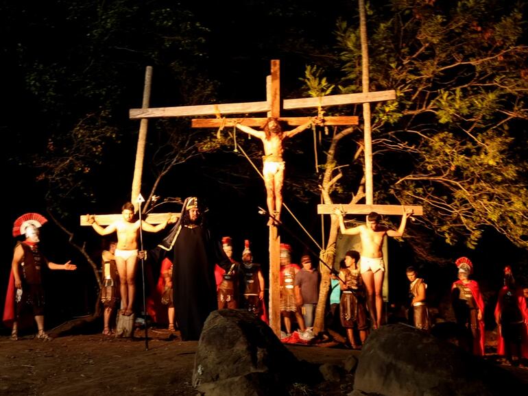 Currusú Rapé en Yaguarón con el elenco de teatro YARA, dirigido por Genn Servin y organizado por la Municipalidad.