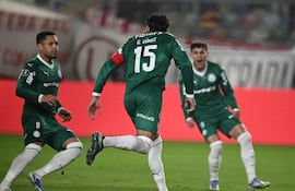 El paraguayo Gustavo Gómez (15), futbolista de Palmeiras, celebra un gol en el partido frente a Universitario por la ida de los octavos de final de la Copa Libertadores 2025 en el estadio Monumental, en Lima, Perú.