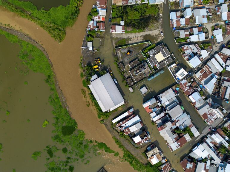 Fotografía aérea de casas afectadas por una inundación en Jujan, provincia del Guayas (Ecuador).