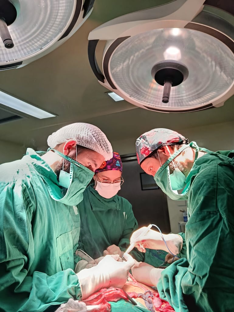 Imagen del equipo de urología de la Facultad de Ciencias Médicas de la UNA.