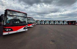 El Gobierno, encabezado por Santiago Peña, presentó estos buses eléctricos para el transporte público.